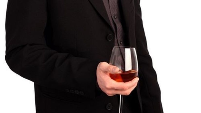 víno - muž s pohárom vína