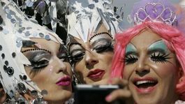 Za práva homosexuálov pochodovalo Viedňou stotisíc ľudí