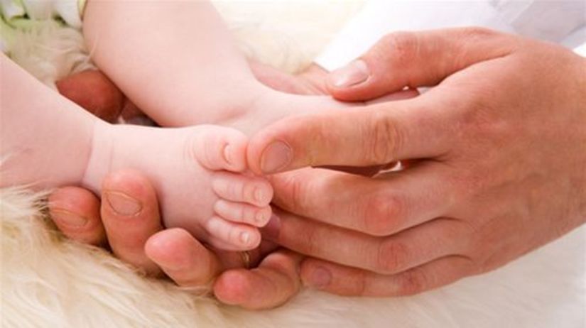 dieťa a otec - torzo - nohy, ruky