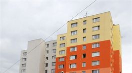 Policajti upokojovali muža na rímse 7-poschodovej bytovky