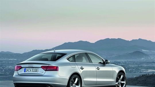 Dĺžka i rázvor náprav sú zhodné s Audi A4.