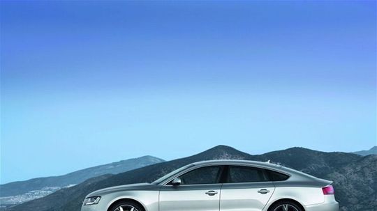 Siluetou kupé a bezrámovými oknami jasne...