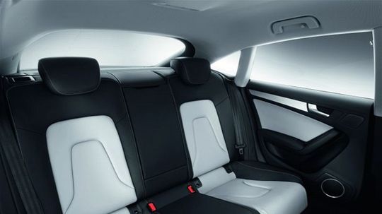 Vzadu môžu sedieť dvaja dospelí ľudia.