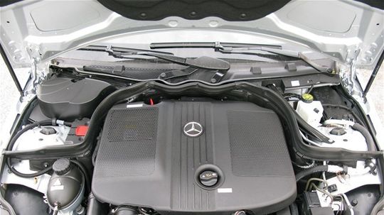 Motor má rozvody umiestnené na zadnej strane...