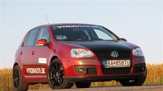 Auto svoj výkon absenciou spojlerov veľmi dobre...