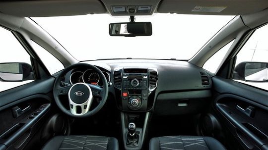 Interiér nesie znaky ostatných modelov značky Kia.