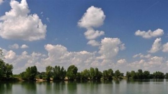 Muž sa stratil pod hladinou štrkoviska. Pri Komjaticiach zasahujú člny aj potápačský tím