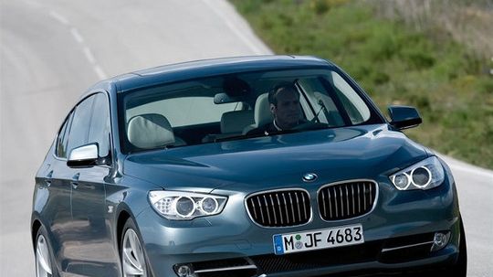 Jazdné vlastnosti sú podobné sedanu BMW 5.