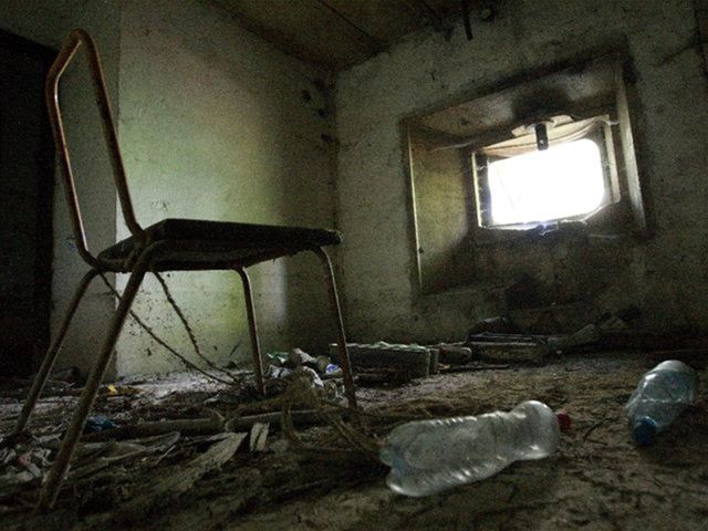 Stolička, vedľa nej odtrhnuté lano a hromada...