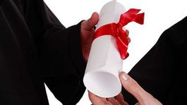 Vysoké školy budú môcť odobrať akademické tituly