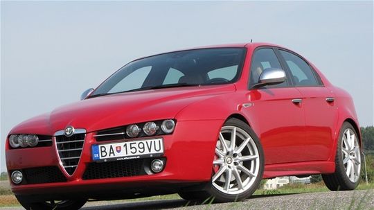 Na rovnom asfalte sa veľká Alfa drží ako...