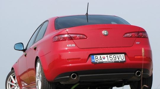 Dva výfuky vytvárajú ten správny dojem.