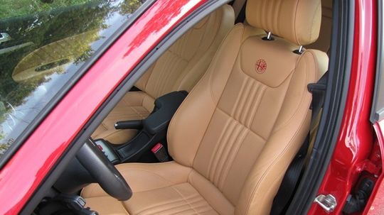 Sedadlá sú krásne spracované.