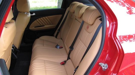 Zadné sedáky sú pomerne krátke.