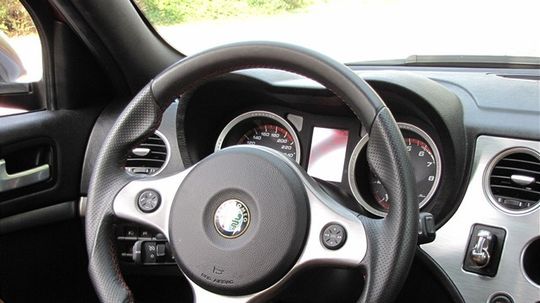 Športový volant sa drží výborne.