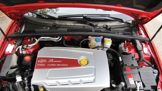 Motor dostal veľmi efektný plastový kryt.