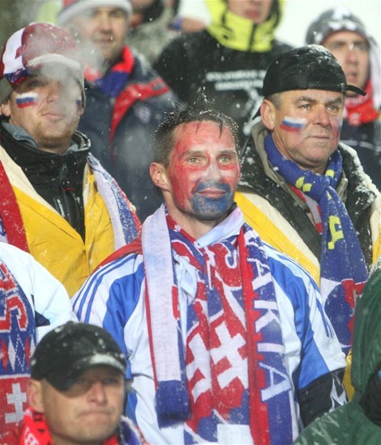 Slovenskí fanúšikovia na štadióne v Chorzówe...