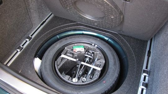 Pod podlahou je plnohodnotná rezervná pneumatika.