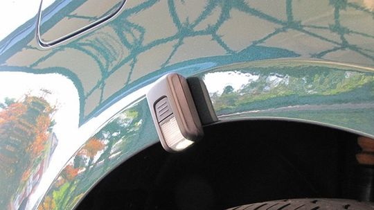 Pomocou magnetu ho umiestnite kdekoľvek na...