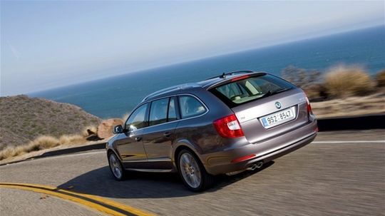 Strešné lyžiny môžu byť čierne alebo hliníkové.