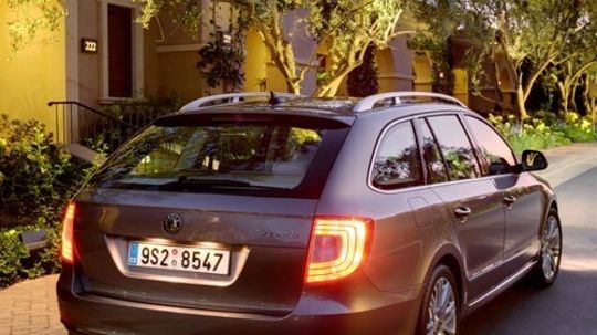 Koncové svetlá svietia v tvare štylizovaného...