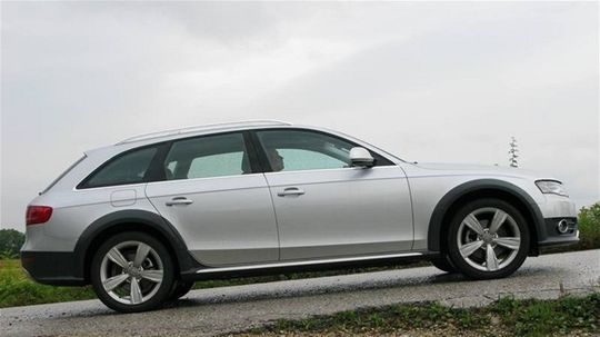 A4 allroad quattro bojuje aj drsnejším vzhľadom.