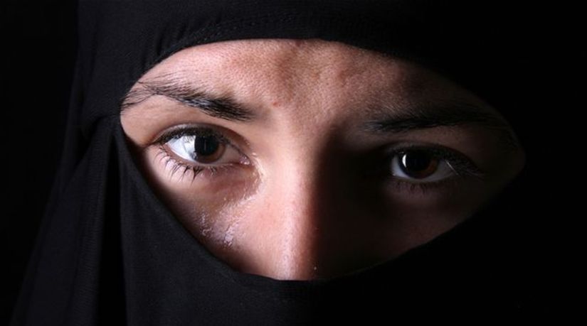 plačúca smutná moslimka, burka, korán, islam
