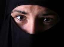 plačúca smutná moslimka, burka, korán, islam