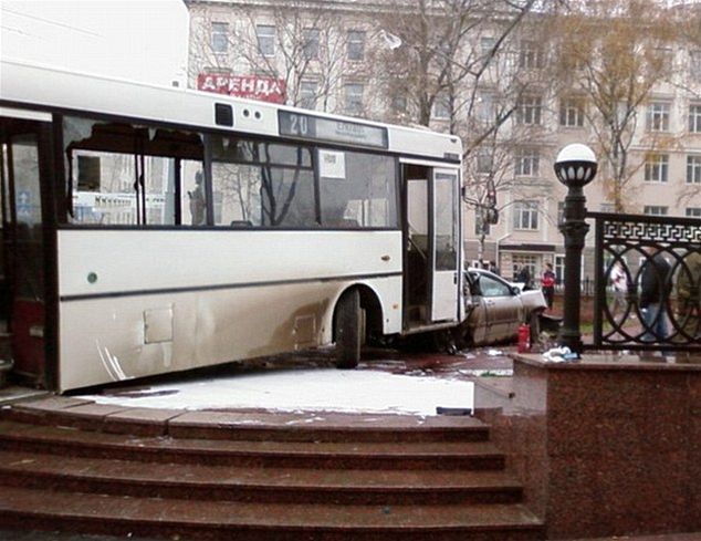 Autobus sa zastavil až na schodoch promenády.