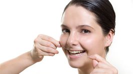 Podľa Američanov je dentálna niť zbytočná a nepomáha. Naozaj? 