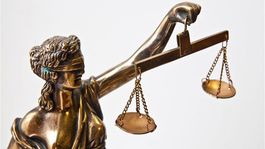 Sudcovia vyzývajú podozrivých kolegov, aby prerušili výkon svojich funkcií