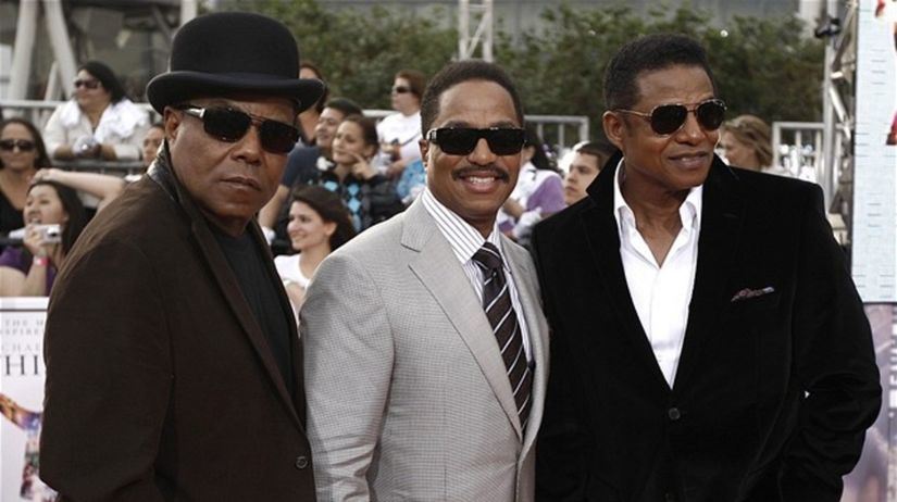 Zľava: Randy Jackson, Marlon Jackson a Tito...