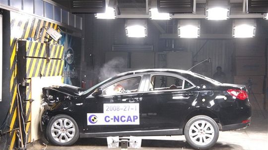 Roewe 550 nie je pri havárii pre posádku...