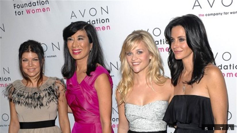 Zľava: Fergie, Andrea Jung, Reese Witherspoon a...