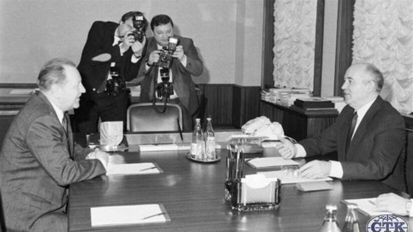 Generálny tajomník ÚV KSČ Miloš Jakeš rokoval...