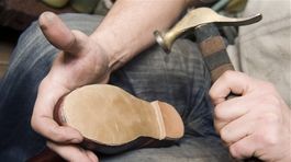 Ostane Holandsko bez svojej ikony? Poslední výrobcovia drevákov bránia umenie