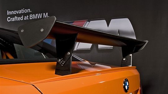 Potrebný prítlak generuje nastaviteľné krídlo.