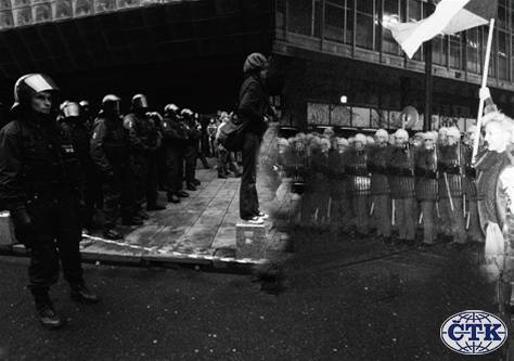 Policajné zložky zhromaždené na Národnej triede...