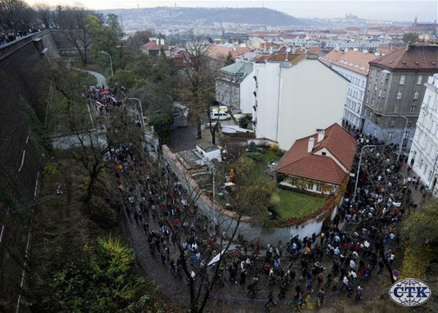 Okolo 4500 ľudí kráča z pražského Albertova na...
