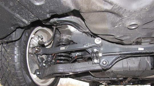 Zadná viacprvková náprava exceluje na rozbitej...