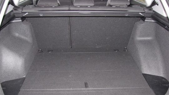 Ľavý vnútorný blatník je širší ako pravý.