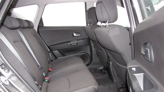 Vzadu je vo všetkých smeroch miesta dostatok.