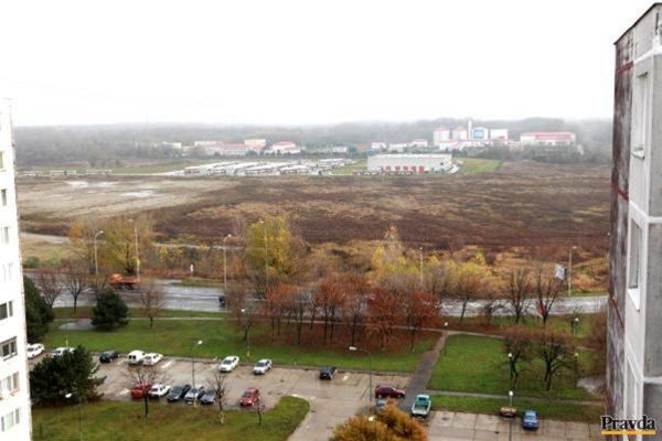 Pozemok, na ktorom mal vyrásť nový komplex.