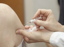 injekcia, očkovanie - dotyk - lekár