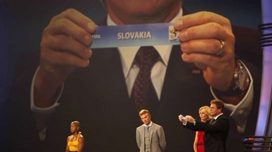 ONLINE: Kto pricestuje na Slovensko? Sledujeme žreb baráže na MS 2026