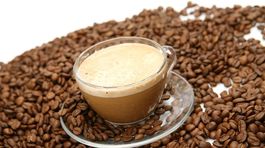 Dve až tri šálky kávy denne sa spájajú s nižším rizikom demencie, naznačuje dlhodobá štúdia