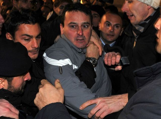 Útočníka na Berlusconiho ihneď zadržali. Je...