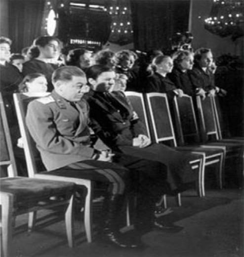 Duševne zlomený Vasilij Stalin na otcovom...
