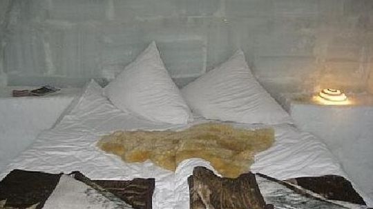 Teplota v izbách v ľadovom hoteli sa pohybuje v...