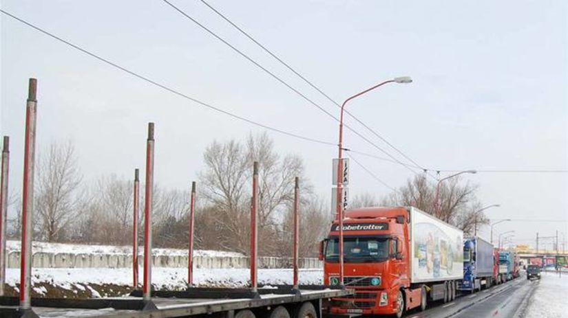 Kamióny blokujú Rožňavskú